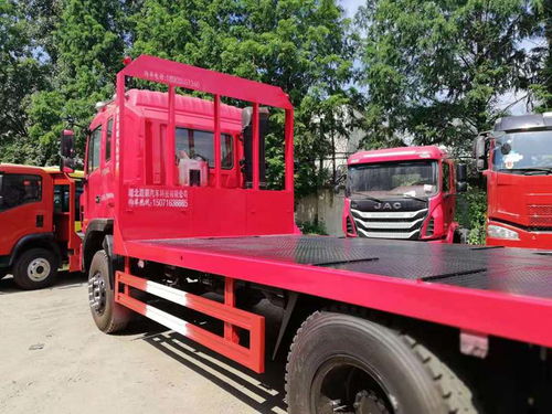 江淮后八轮平板拖车与挖掘机拖板车 重型运输领域的可靠伙伴